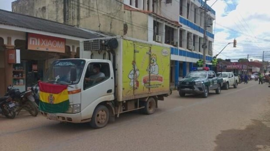 Bolívia usa caminhão de frango refrigerado para distribuir vacinas contra o coronavírus