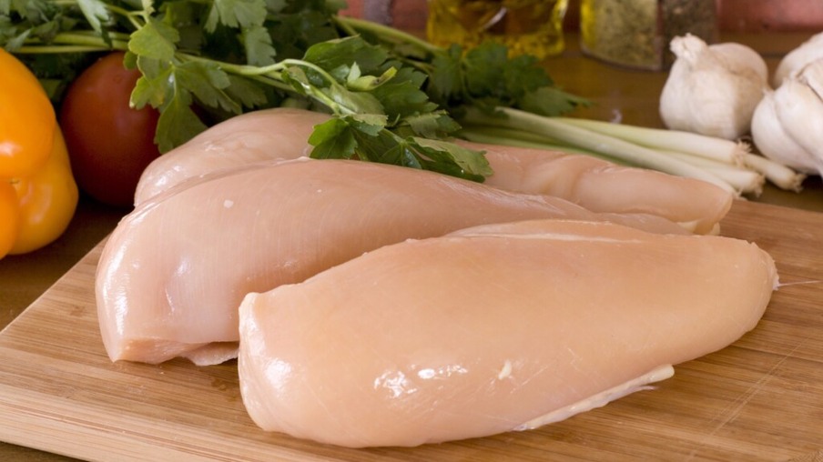 Produtores começam a reduzir o peso do frango para evitar carne dura