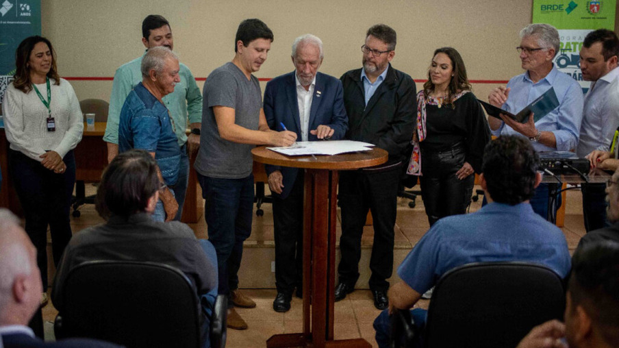 Vice-governador e BRDE assinam R$ 173, 7milhões em contratos no Expoingá –