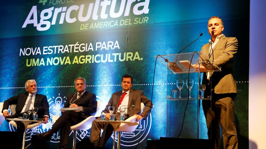26-08-16 – Palestra no 4 forum de agronegocios da America Sul. Na foto Giovani Ferreira