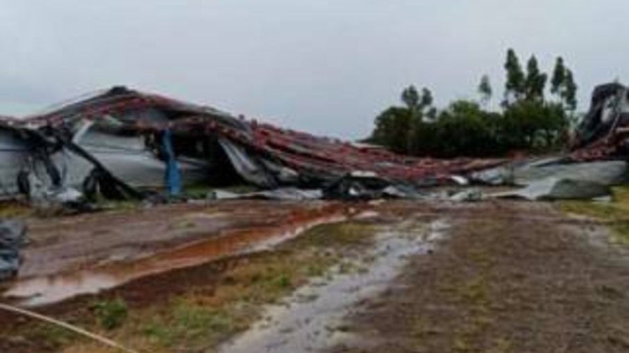 No Paraná, aviários são destruídos durante temporal em Ampére