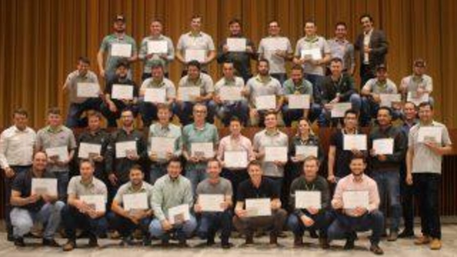 Agrônomos da Lar Cooperativa recebem certificação da Academia Técnica Rehagro