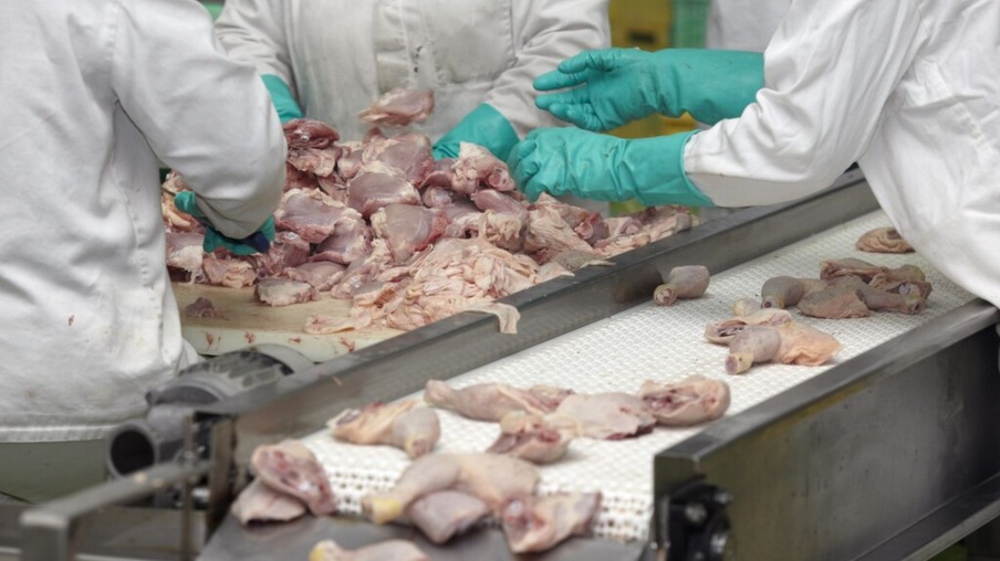 Exportação de frango in natura recua 5% em abril
