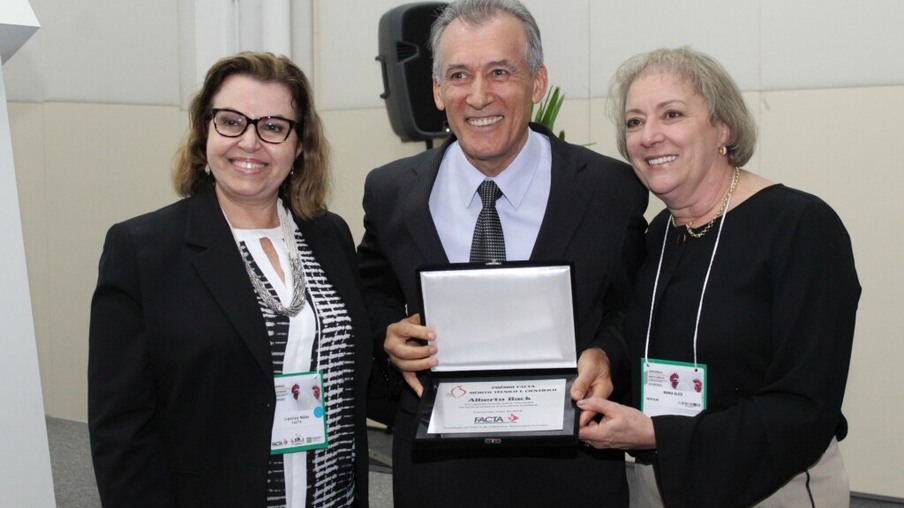 Alberto Back recebe o prêmio Profissional do Ano na avicultura