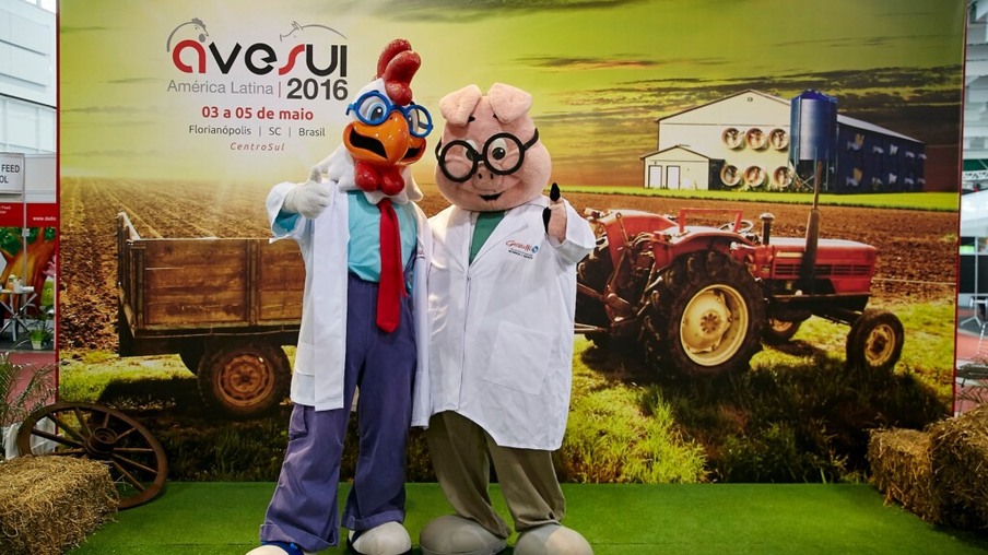 Há mais de 10 anos, mascotes da Gessulli Agribusiness tiram dúvidas técnicas e recebem com alegria os visitantes da AveSui