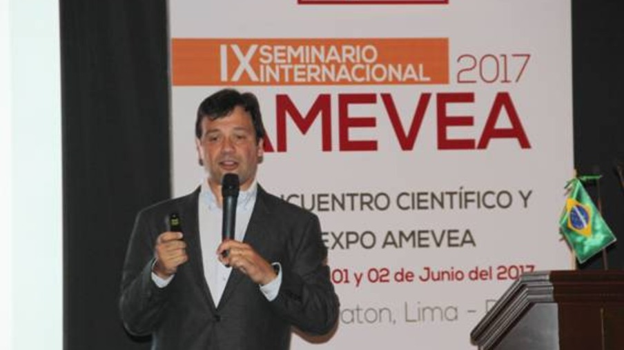 Especialista ministra palestra em encontro da Amevea no Peru