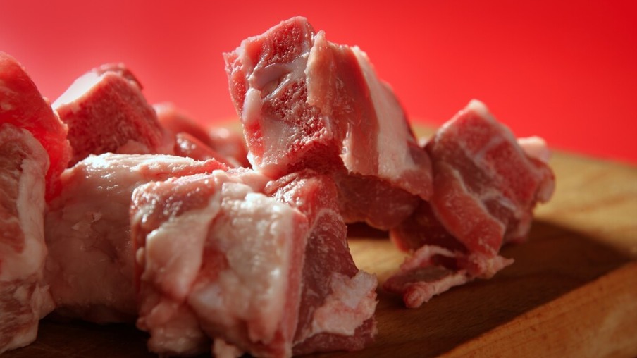 Madeira de reflorestamento pode ser opção na defumação de bacon