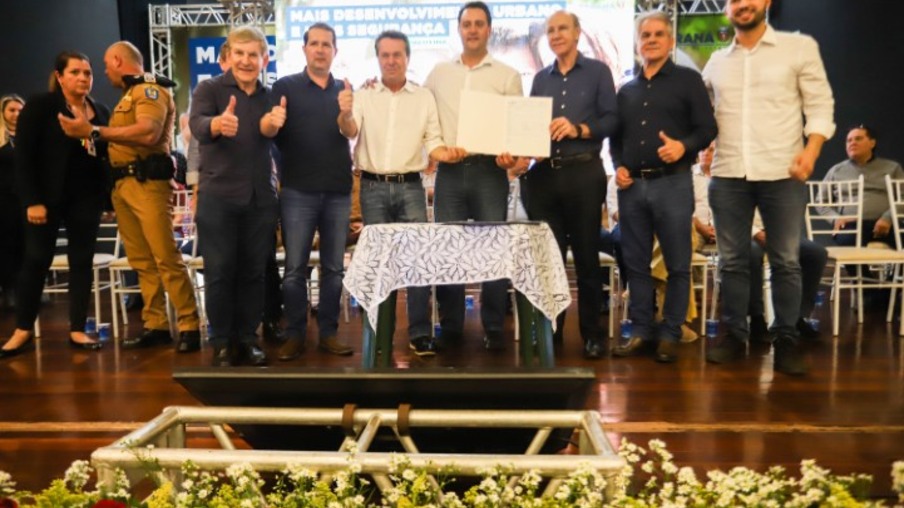 Governador do Paraná entrega licença de construção para unidade de suínos, em Palotina