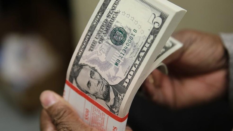 Dólar opera em queda após IPCA superar expectativas