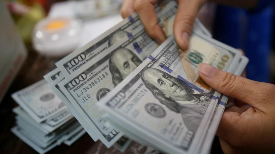 Dólar opera em alta e supera R$ 5,20