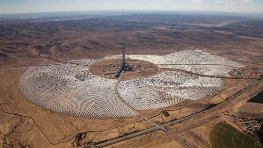 Maior torre de energia solar do mundo é construída em deserto de Israel