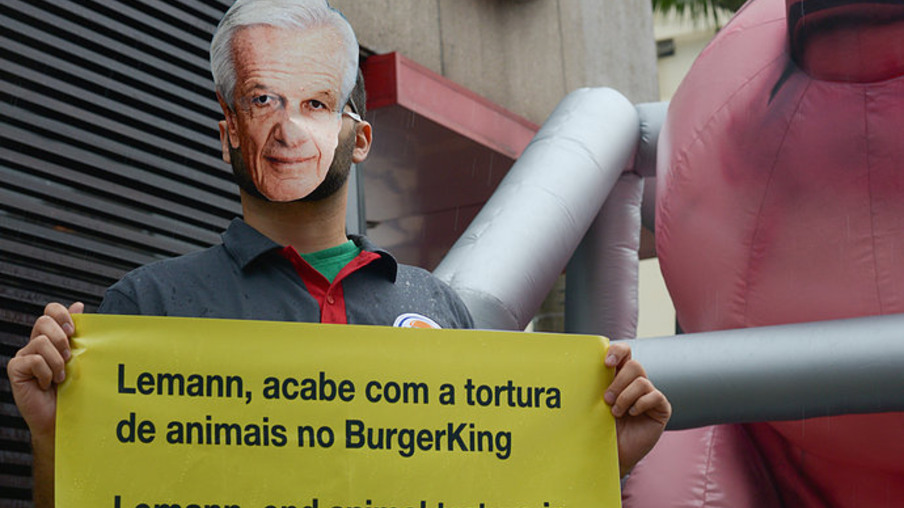 ONG de proteção animal fez protesto em frente ao Burger King