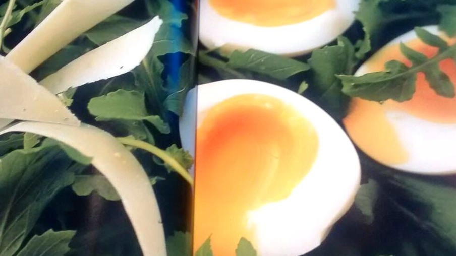 Ovos Mollet com Rúcula e Lascas de Parmesão