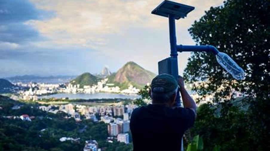 Comunidade do RJ recebe postes de luz movidos à energia solar