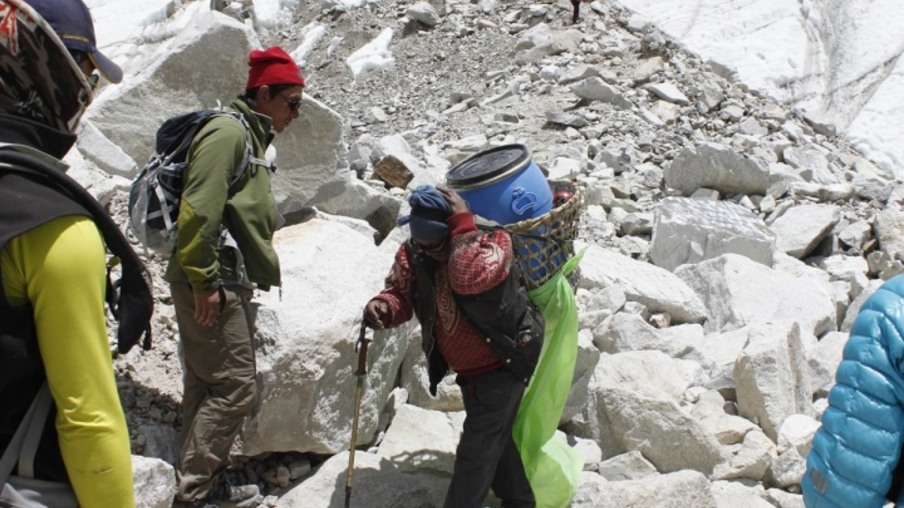 Dejetos de alpinistas do Evereste vão gerar biogás