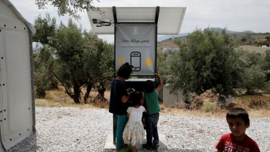 Projeto entrega cabines de energia solar para refugiados recarregarem seus aparelhos
