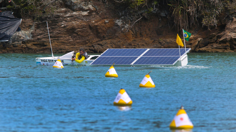 Estudantes brasileiros participam de competição de barcos movidos a energia solar