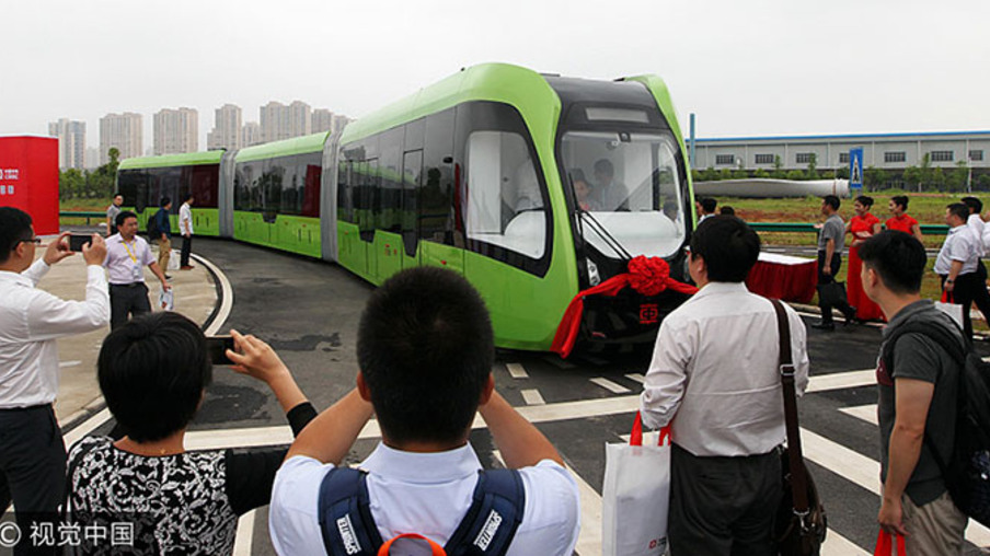 China testa veículo elétrico e autônomo de baixo custo que combina ônibus, trem e bonde