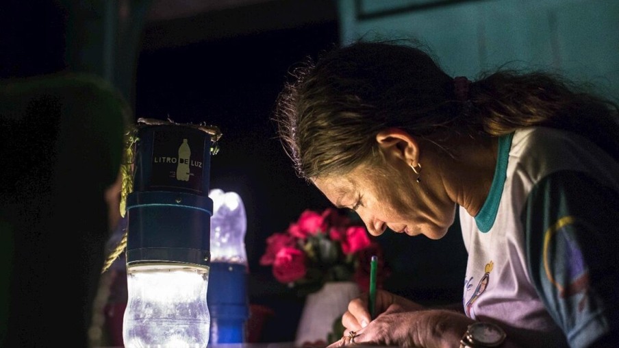 Empresa e associação levam lampiões de energia solar para Amazônia