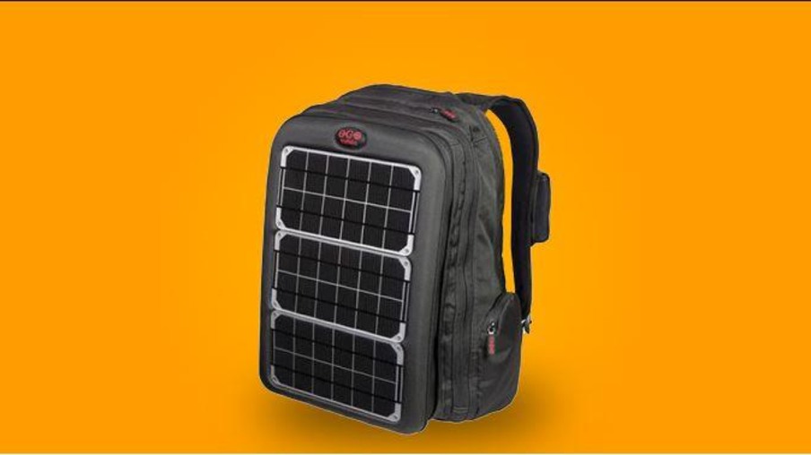 Designer apresenta mochila que carrega celular com energia solar