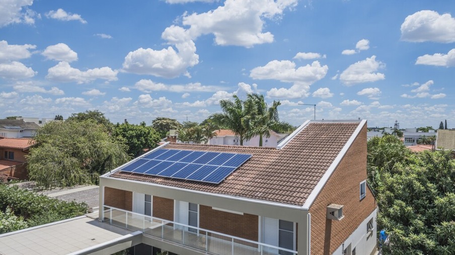 Geração própria de energia solar atinge 1 milhão de sistemas em telhados e pequenos terrenos no Brasil