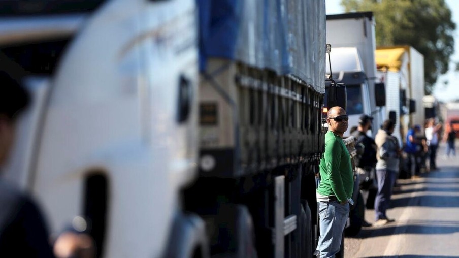 Greve de caminhoneiros aprofunda crise do setor de proteína animal