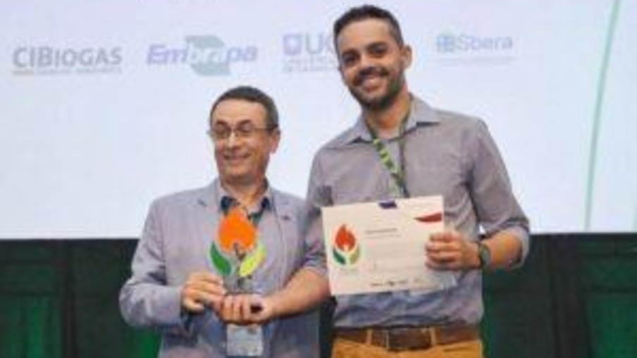 Pesquisador da UTFPR recebe prêmio por destaque na produção de biogás