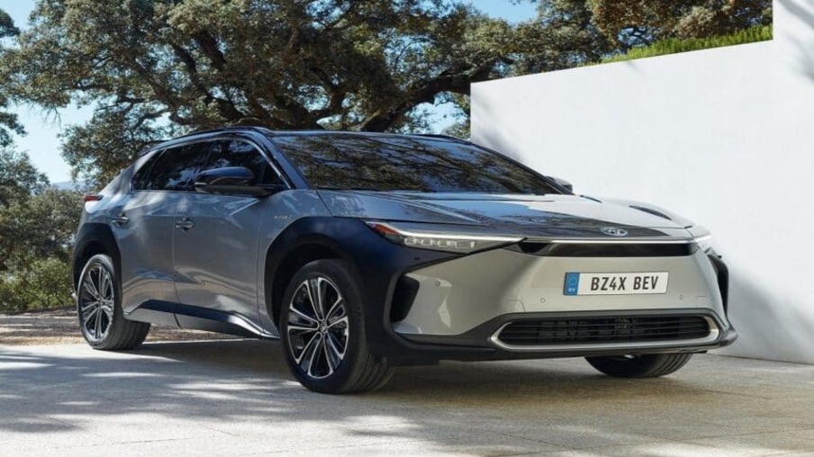 Primeiro carro 100% elétrico da Toyota pode ser recarregado com energia solar