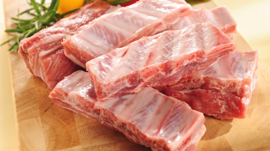 Preços da costela de porco na China aumentam após proibição de importação alemã