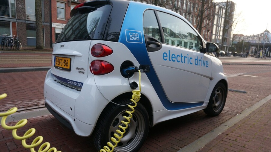 Veículos elétricos vão acelerar novas vendas de carros para 54% até 2040