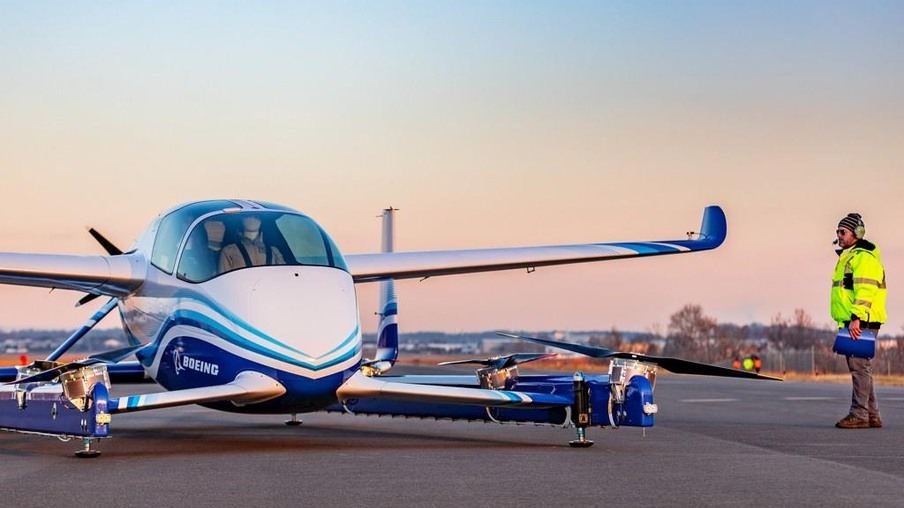 Carro elétrico voador da Boeing faz primeiro voo ao ar livre