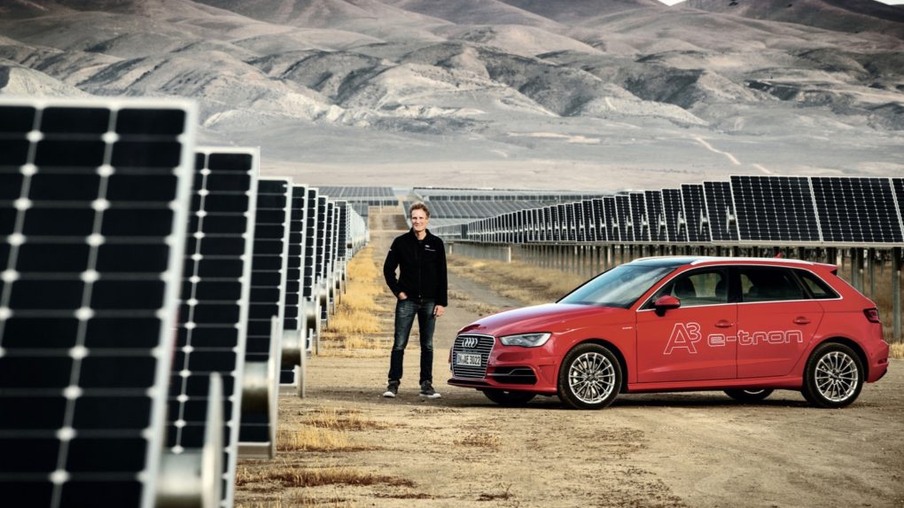 The Audi A3 Sportback e-tron Pesch and the A3 Sportback e-tron pass a huge solar power installation. Thousands of panels soak up the last of the day’s rays and convert them into electricity. Clean electricity.