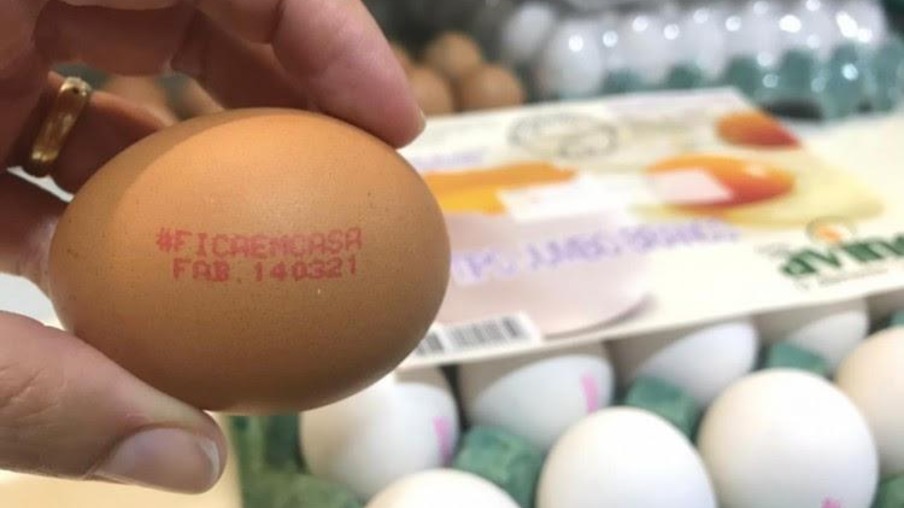 Granja faz marcação em ovos como forma de conscientizar sobre a importância do isolamento social