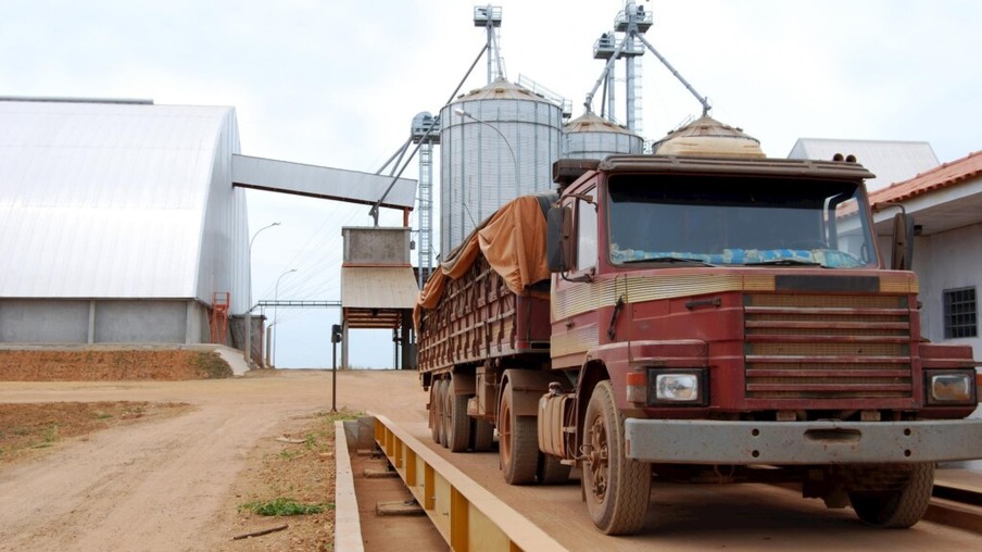 Matriz de transporte de milho e soja se diversifica, mas nas exportações uso de rodovia cresce
