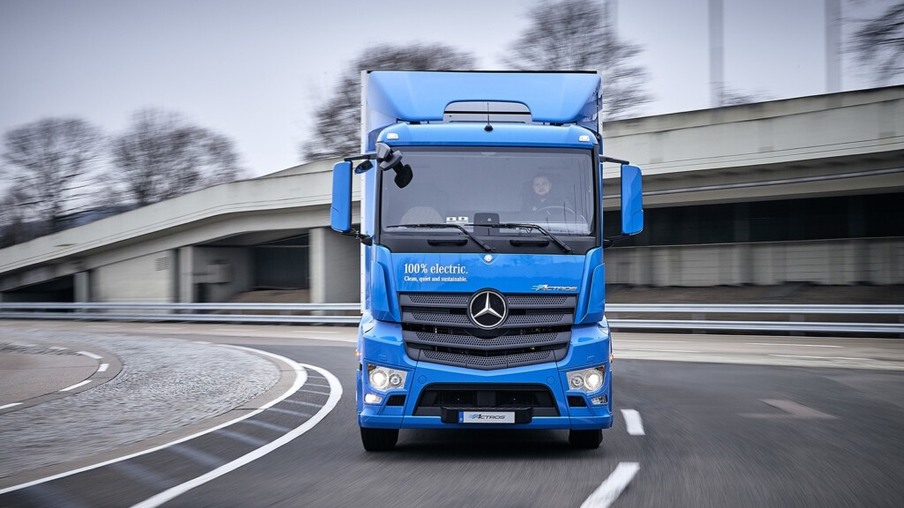 Caminhão elétrico da Mercedes-Benz começa a ser testado por clientes