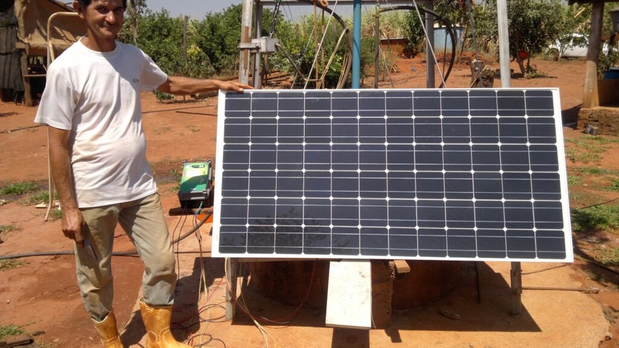 Agricultores usam energia solar como solução para captação de água durante seca
