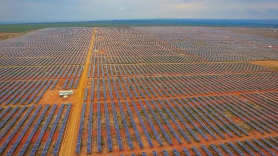 Parque solar com 330 mil painéis inicia operação na Bahia