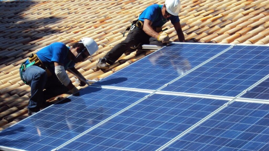Bolsonaro vai assinar incentivos à energia solar em 2021