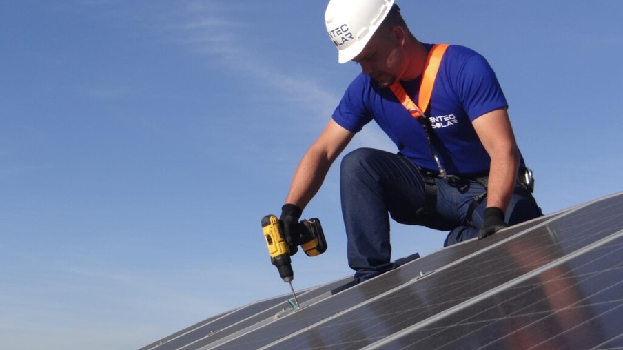 Adesão de brasileiros à energia solar aumenta e o faturamento de empresa do setor cresce 370%