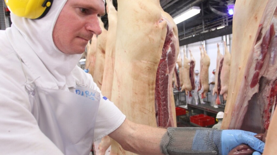China suspende importação de carne suína de terceira empresa canadense