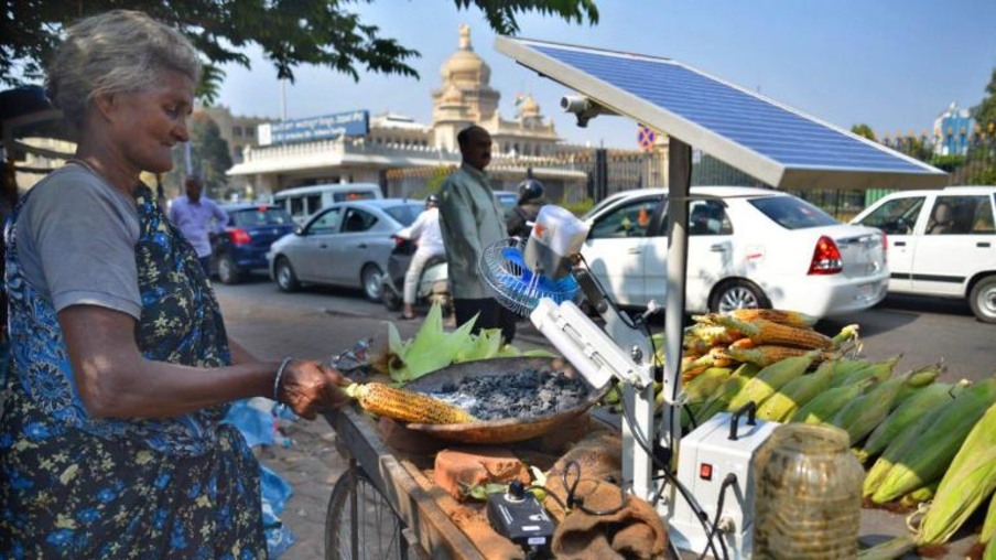 Vendedora de rua usa energia solar para assar milho