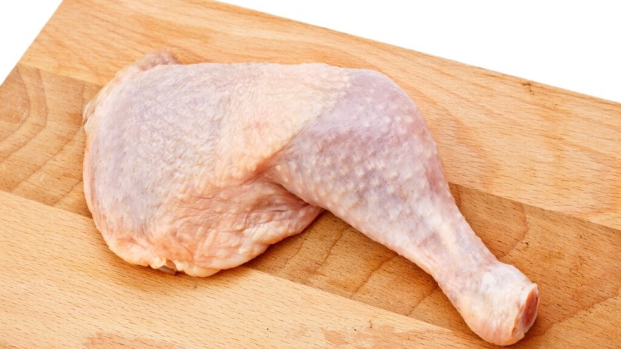 Rendimento de carcaça e cortes de frangos de corte com oferta alimentar equalizada