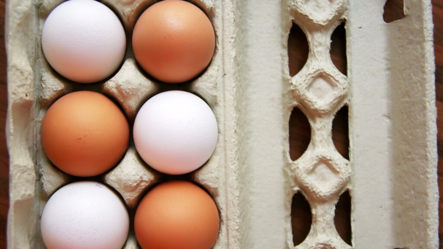 A diferença entre os preços de ovos brancos e vermelhos é recorde