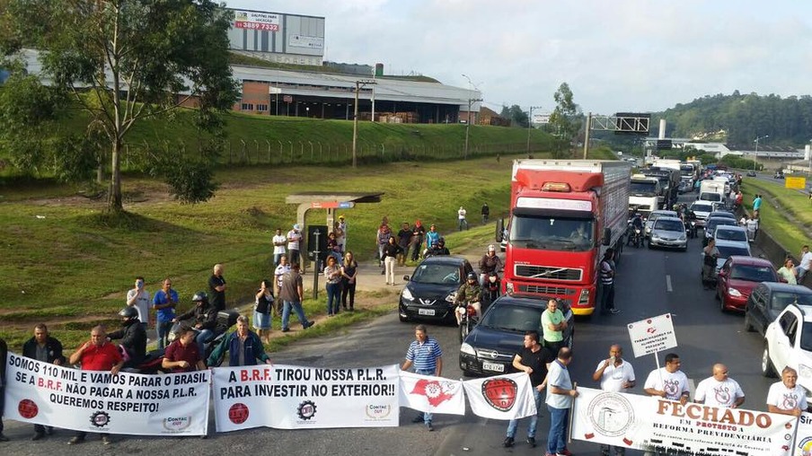 Manifestação contra a BRF tem bloqueio de rodovia em São Paulo