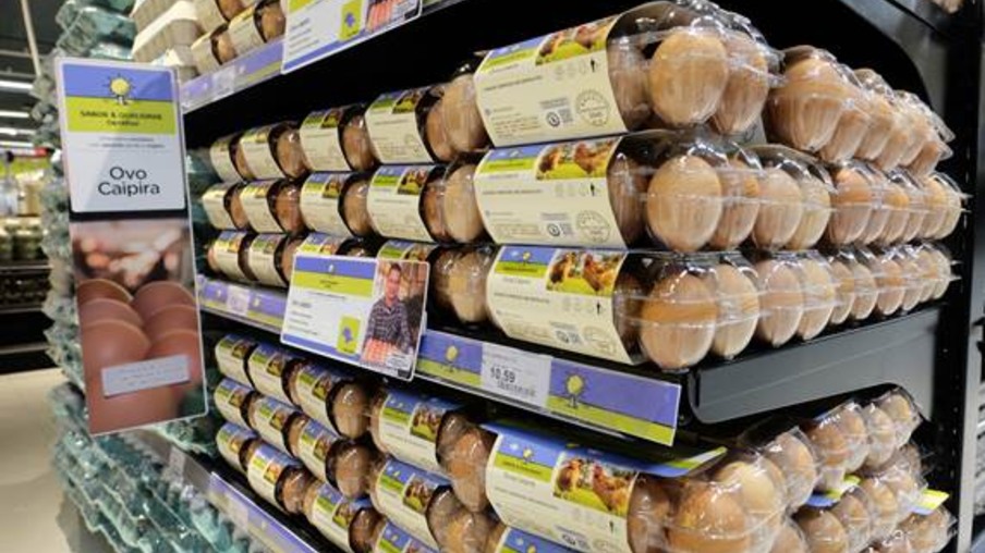 Carrefour passará a vender apenas ovos de galinhas livres de gaiolas
