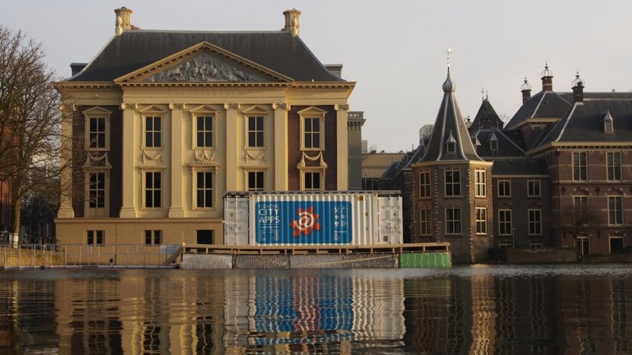 Holandeses criam estruturas flutuantes de plástico descartado com energia solar