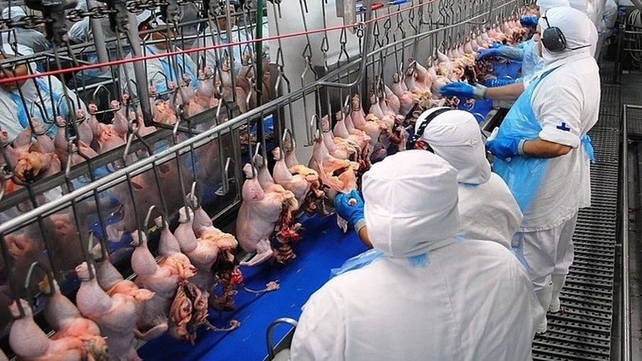 JBS inaugura duas fábricas de processados de frango no Paraná, com investimento de R$ 1 bilhão