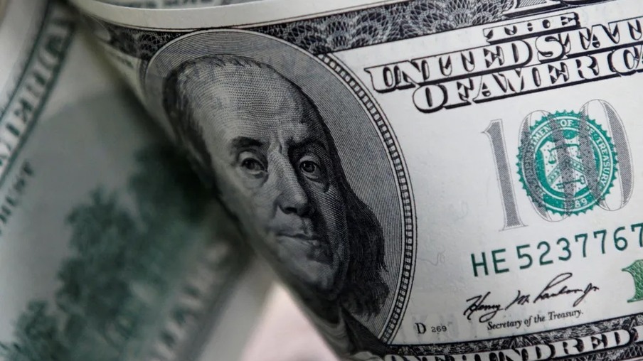 Dólar abre em baixa em semana marcada por decisão de juros no Brasil e EUA
