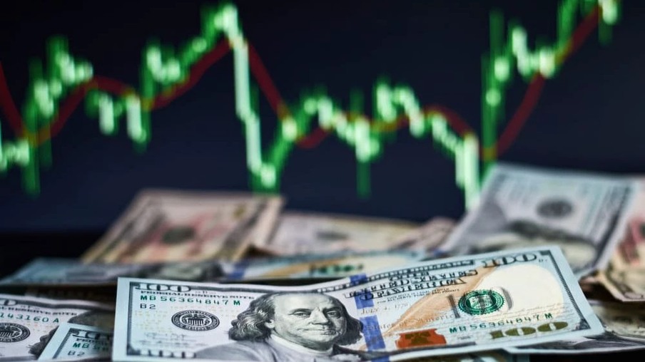 Dólar opera em leve alta à espera de indicadores econômicos dos EUA