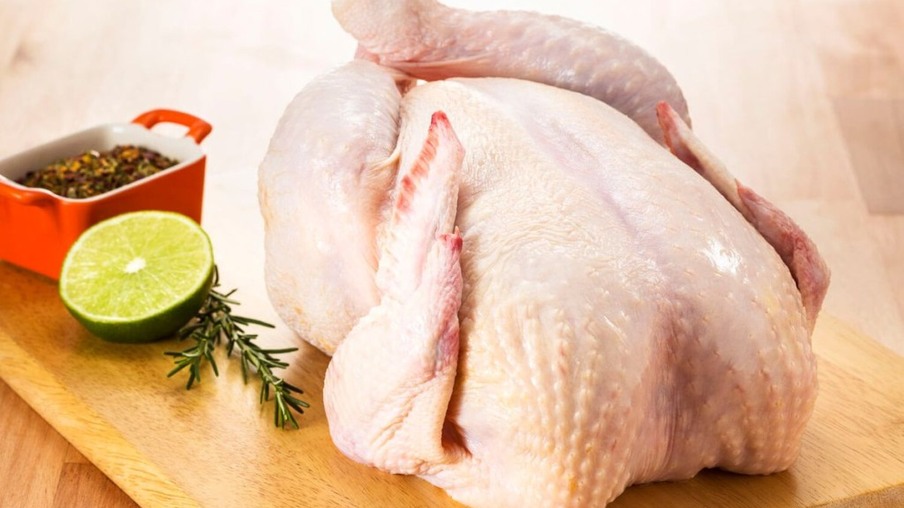 Demanda impulsiona preços da carne de frango no Brasil em outubro